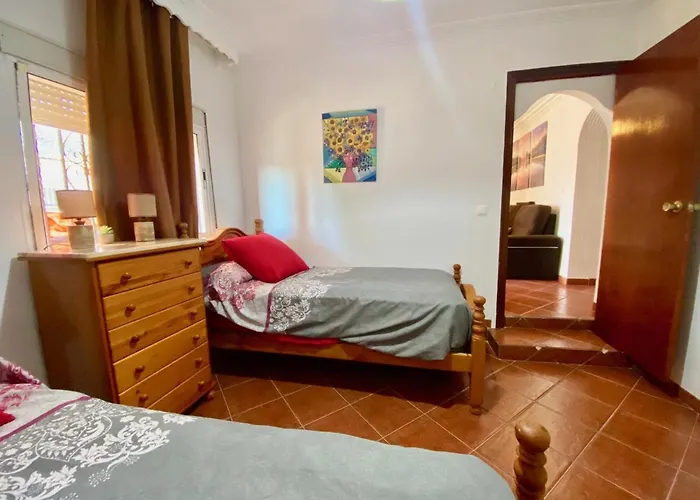 Casa 3 Habitaciones Con Piscina De Temporada Compartida Con Dos Estudios - - Jacuzzi Spa Consultar - Trassierra - 8Km De Cordoba -- Trassierrarooms